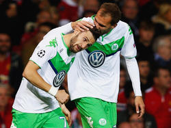 Bas Dost bedankt sich bei Daniel Caligiuri, nachdem dieser seine Wolfsburger im Champions-League-Gruppenspiel bei Manchester United mit 1:0 in Führung gebracht hat.