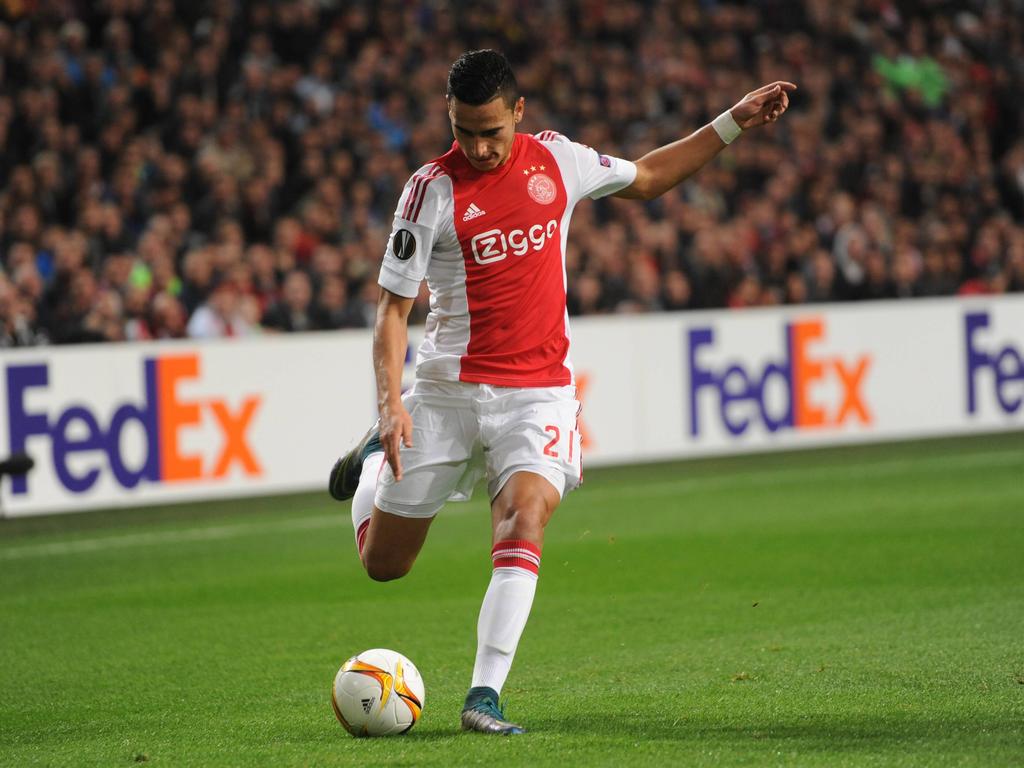 Anwar El Ghazi geeft een voorzet tijdens het Europa League-duel Ajax - Fenerbahçe. (05-11-2015)