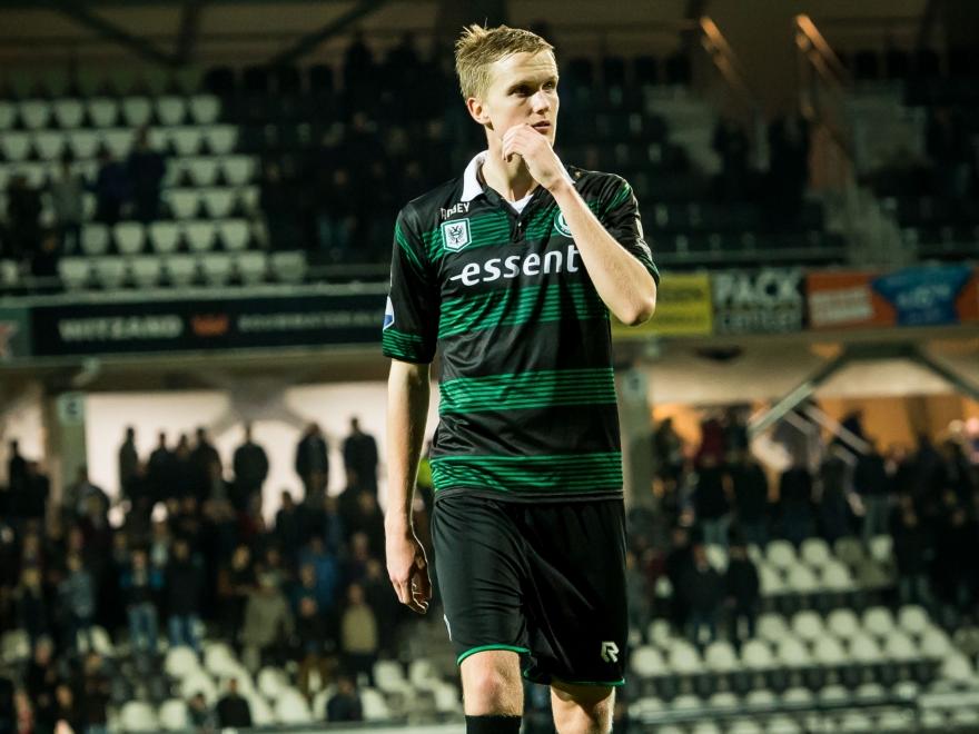 Kasper Larsen verlaat het veld van het Polman Stadion na de 2-1 nederlaag van zijn FC Groningen op bezoek bij Heracles Almelo. (19-12-2015)