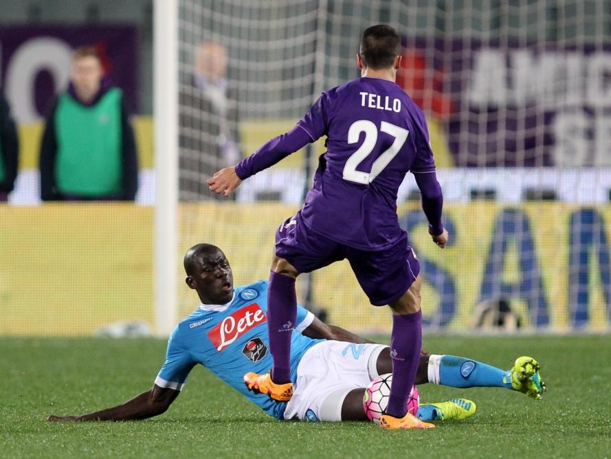 Cristian Tello (#27) wordt door Kalidou Koulibaly van de bal gezet tijdens het competitieduel Fiorentina - SSC Napoli (29-02-2016).