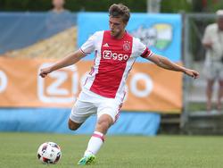 Joël Veltman zoekt de diepte tijdens het oefenduel FC Liefering - Ajax (09-07-2016).