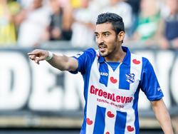 Reza Ghoochannejhad probeert zijn teamgenoten van sc Heerenveen aan te sturen tegen ADO Den Haag. (24-09-2016)
