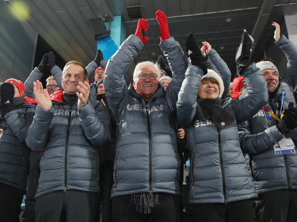 Frank Walter Steinmeier (M.) feiert in Südkorea mit dem deutschen Team Frank Walter Steinmeier (M.) feiert in Südkorea mit dem deutschen Team