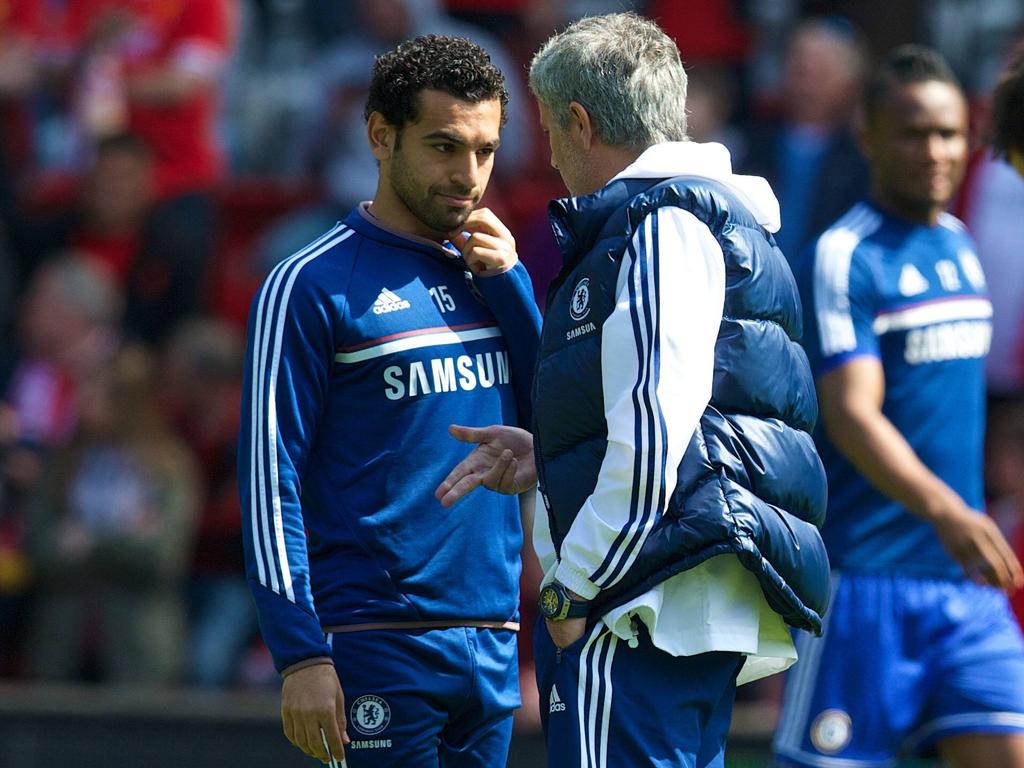 Mourinho habla con Mohamed Salah en 2014 en el Chelsea. (Foto: Imago)