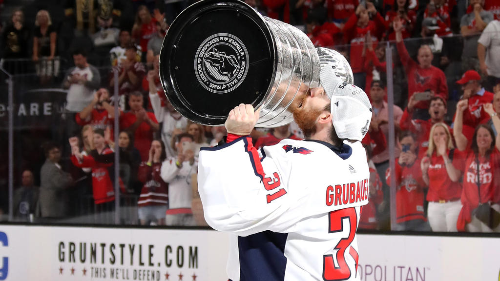 Grubauer präsentierte den Stanley-Cup in Rosenheim Grubauer präsentierte den Stanley-Cup in Rosenheim