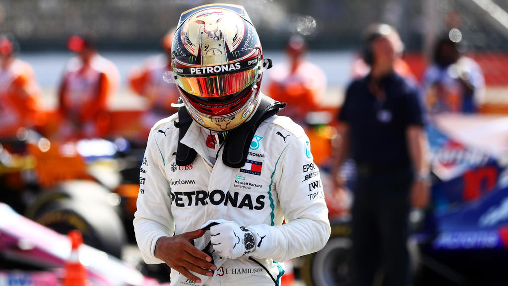 Aussteigen und erst einmal abkühlen: Lewis Hamilton in Silverstone Aussteigen und erst einmal abkühlen: Lewis Hamilton in Silverstone