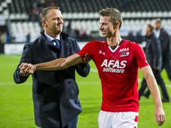AZ Alkmaar-trainer John van den Brom (l.) feliciteert matchwinner Robert Mühren (r.) na afloop van het bekerduel AZ - FC Emmen (26-10-2016).