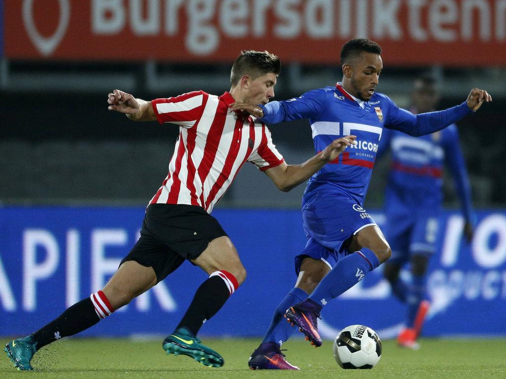 Stijn Spierings (l.) van Sparta Rotterdam probeert de bal af te pakken bij Willem II-speler Funso Ojo (r.). (15-10-2016)