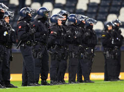 Die Polizei in Frankfurt nahm vier Personen fest
