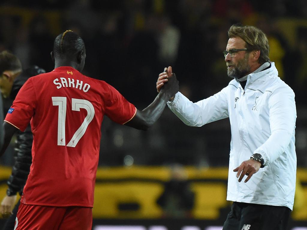 Liverpool-Teammanager Klopp (r.) deutet einen Verkauf von Mamadou Sakho an
