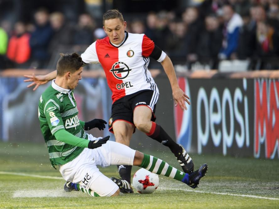 Jens Toornstra (r.) ontwijkt een tackle van Sparta-speler Stijn Spierings (l.). (04-12-2016) Jens Toornstra (r.) ontwijkt een tackle van Sparta-speler Stijn Spierings (l.). (04-12-2016)