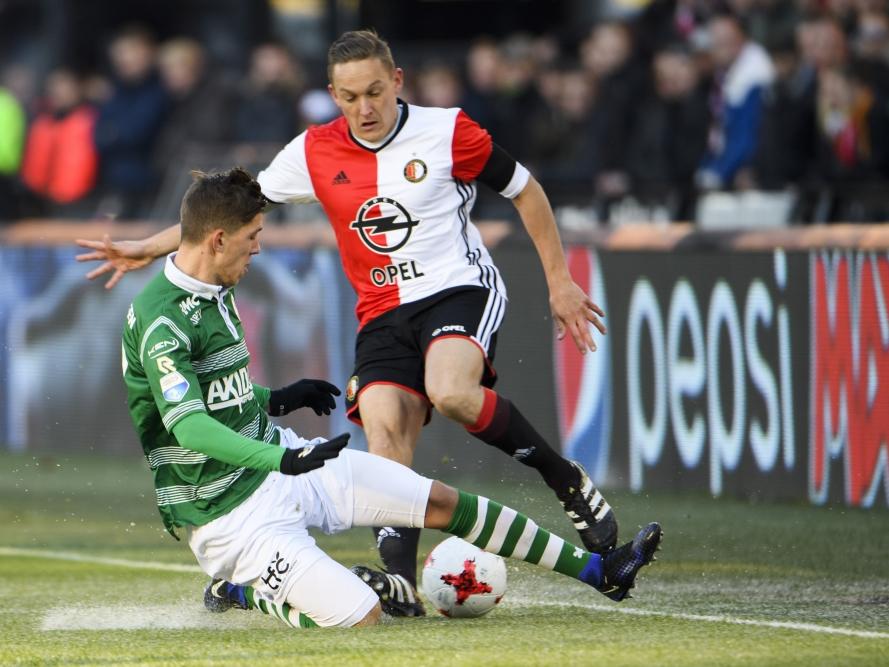 Jens Toornstra (r.) ontwijkt een tackle van Sparta-speler Stijn Spierings (l.). (04-12-2016)