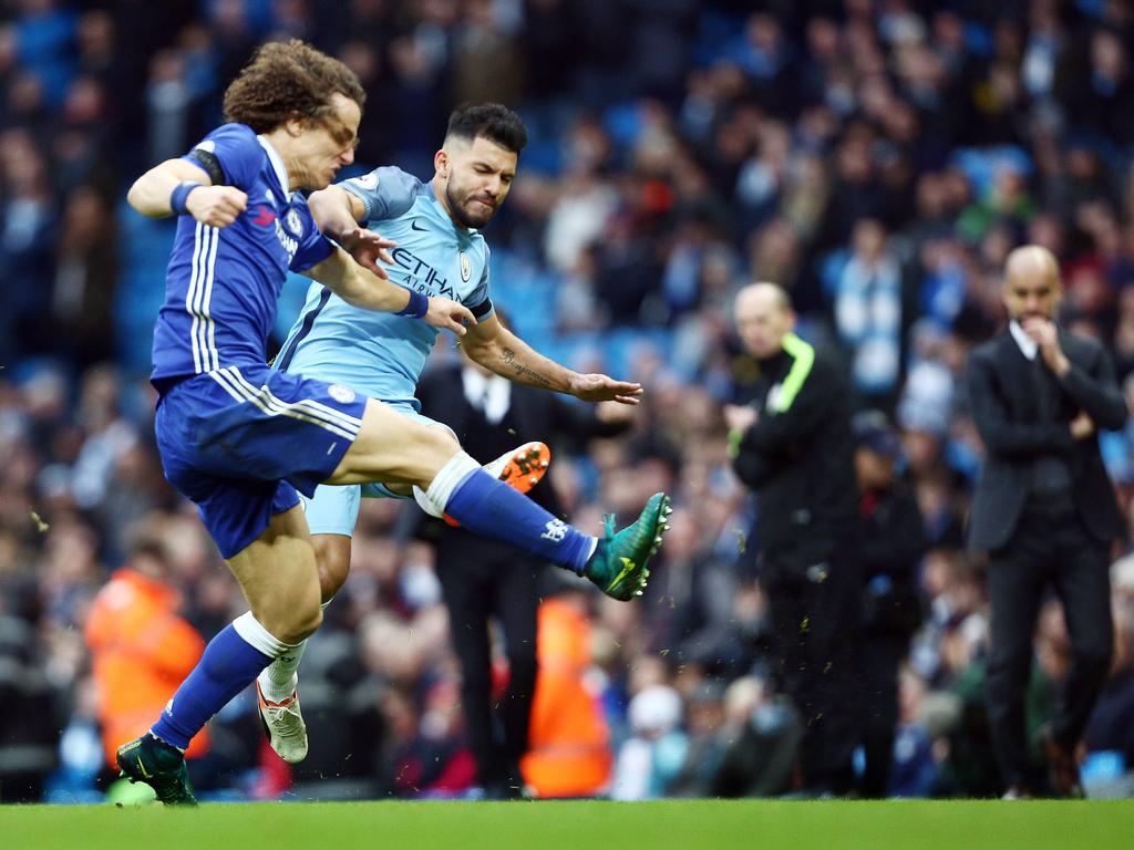 Sergio Agüero (r.) begaat een stevige overtreding op David Luiz (l.) tijdens het competitieduel Manchester City - Chelsea (03-12-2016).
