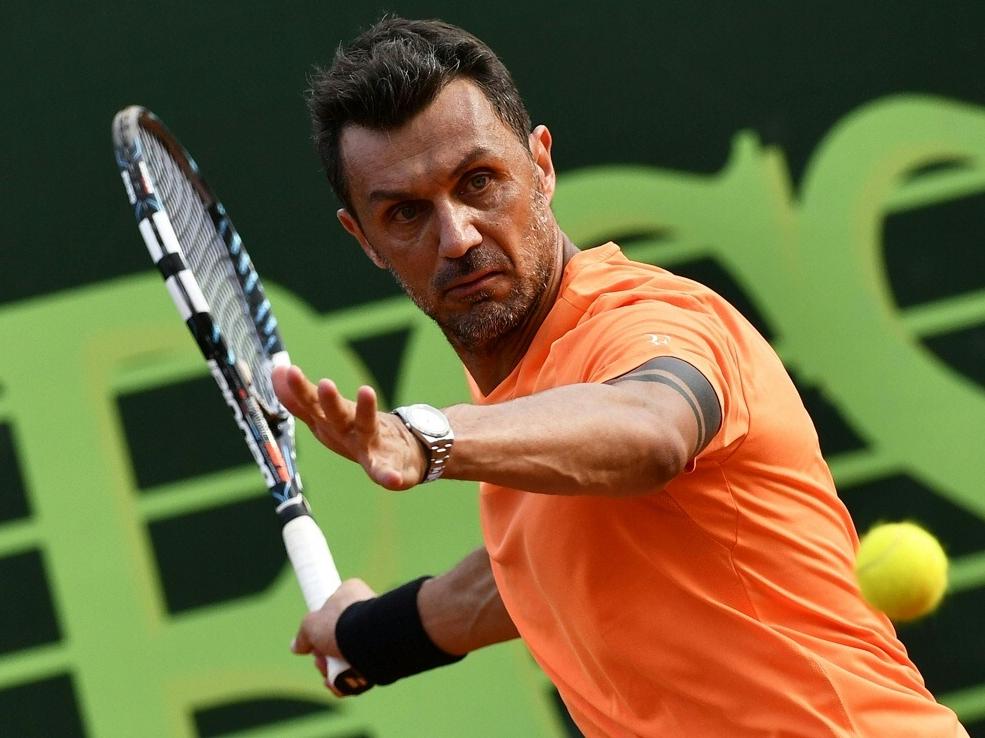 Paolo Maldini hat sein erstes Match im Profi-Tennis verloren Paolo Maldini hat sein erstes Match im Profi-Tennis verloren
