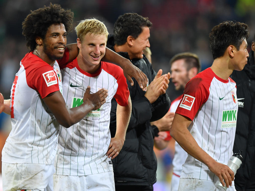 Bleibt dem FC Augsburg erhalten: Martin Hinteregger (2.v.l.) Bleibt dem FC Augsburg erhalten: Martin Hinteregger (2.v.l.)