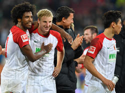 Bleibt dem FC Augsburg erhalten: Martin Hinteregger (2.v.l.)