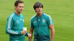 Oliver Bierhoff (l.) stärkt Joachim Löw den Rücken