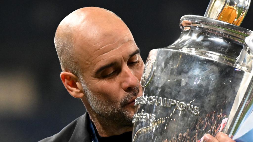 Manchesters Trainer Pep Guardiola küsst die Trophäe Manchesters Trainer Pep Guardiola küsst die Trophäe