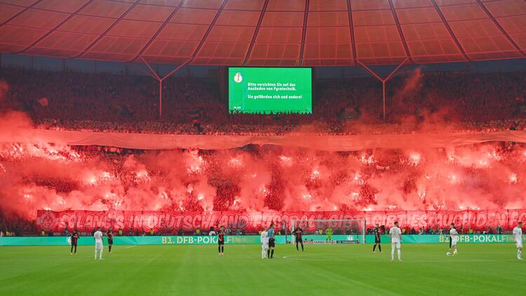 Die Fans des 1. FC Kaiserslautern brannten Pyrotechnik ab