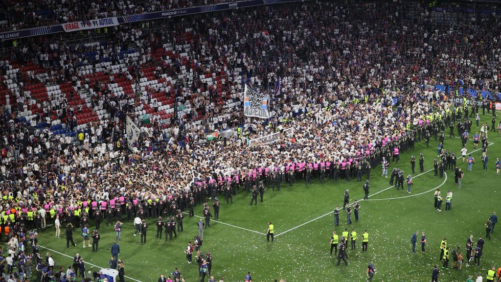 PSG-Fans-st-rmen-Rasen-der-Allianz-Arena