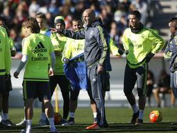 Zinedine Zidane sieht seinem Trainerdebüt bei Real Madrid entspannt entgegen