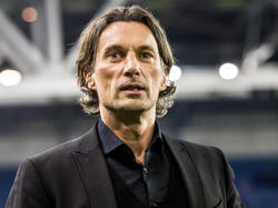 Trainer Rob Maas verlaat tevreden het veld van de GelreDome nadat zijn Vitesse met 3-0 heeft gewonnen van sc Heerenveen. (13-02-2016)