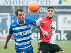 Wout Brama (l.) maakt zich sterk en probeert eerder bij de bal te zijn dan Bilal Başaçıkoğlu (r.) tijdens het duel tussen PEC Zwolle en Feyenoord. (14-02-2016)