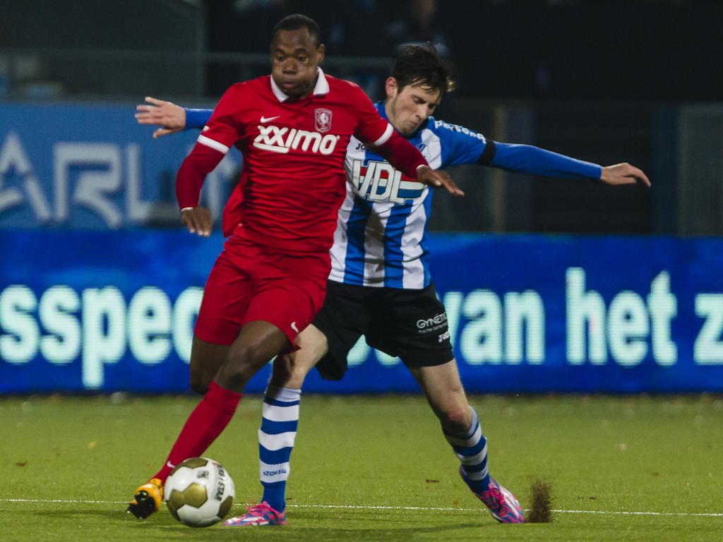 Alvin Daniëls (l.) passeert Roald van Hout (r.) tijdens het competitieduel FC Eindhoven - Jong FC Twente. (21-11-2014)