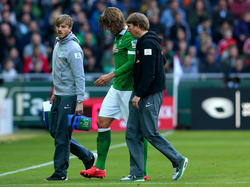 Nach der rüden Attacke von Rafael van der Vaart muss Jannick Vestergaard vorzeitig vom Platz