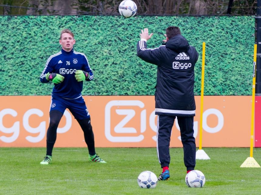 Indy Groothuizen (l.) wordt bij het eerste elftal van Ajax gehaald tijdens de training. Keeperstrainer Carlo L'Ami houdt zich bezig met de goalie van Jong Ajax. (18-03-2016)