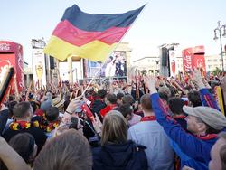 Party auf der Fanmeile vor dem Brandenburger Tor