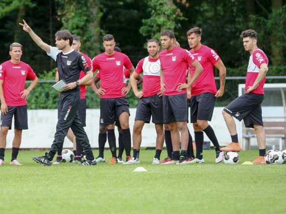 De spelers van NEC luisteren naar de aanwijzingen van de nieuwe Duitse trainer Peter Hyballa. (22-06-2016)