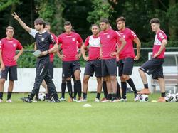 De spelers van NEC luisteren naar de aanwijzingen van de nieuwe Duitse trainer Peter Hyballa. (22-06-2016)