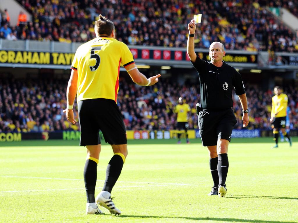 Schiedsrichter Mike Dean zeigt Sebastian Prödl Gelb wegen Hands Schiedsrichter Mike Dean zeigt Sebastian Prödl Gelb wegen Hands
