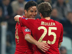 Claudio Pizarro (l.) und Thomas Müller spielten erfolgreich beim FC Bayern zusammen