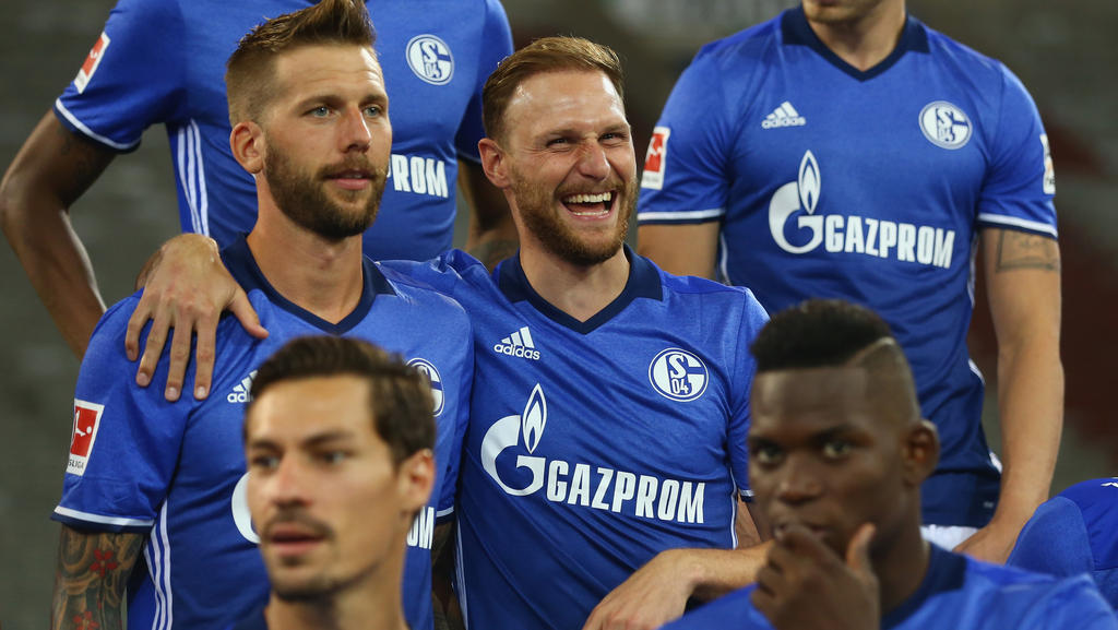 Benedikt Höwedes (M.) hat sich vom FC Schalke verabschiedet