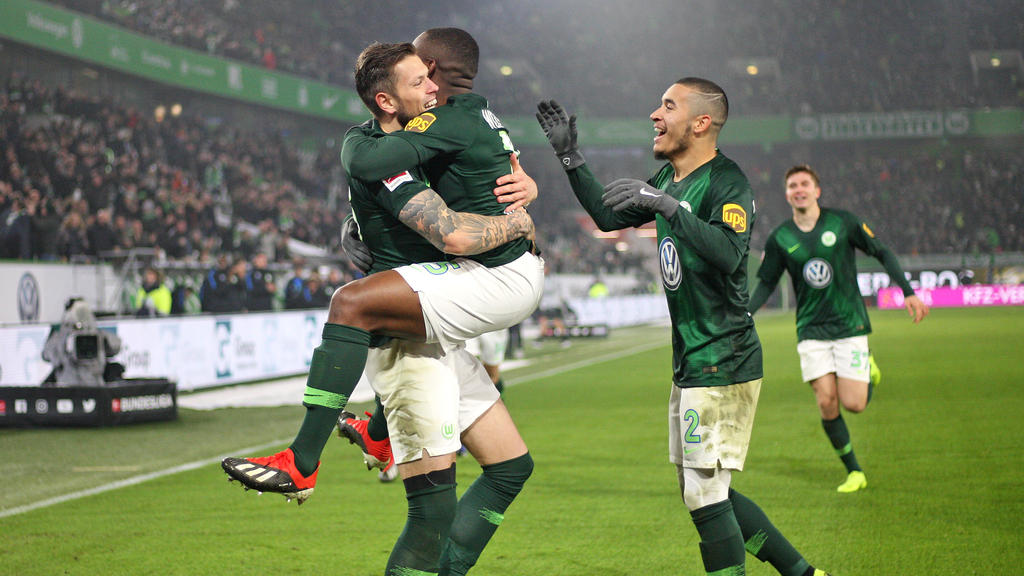 Wolfsburgs Jérôme Roussillon (2.v.l.) bejubelt sein Tor zum 1:0 gegen RB Leipzig