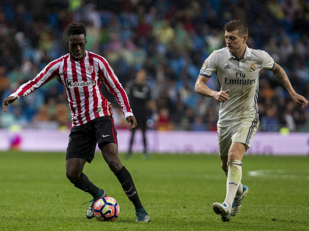 Iñaki Williams (l.) draait weg bij Toni Kroos (r.) tijdens het competitieduel Real Madrid - Athletic Bilbao (23-10-2016).