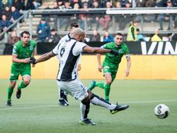 Samuel Armenteros zet Heracles Almelo vanuit een strafschop op voorsprong tegen PEC Zwolle. (18-12-2016)