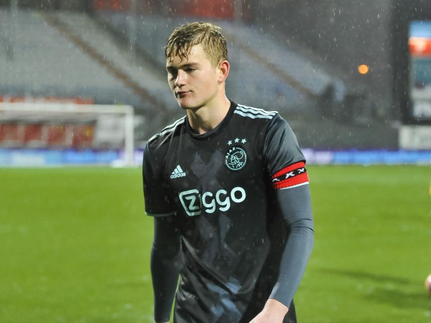 Aanvoerder Matthijs de Ligt loopt teleurgesteld van het veld nadat Jong Ajax op bezoek bij FC Emmen gelijk heeft gespeeld. (13-01-2017)