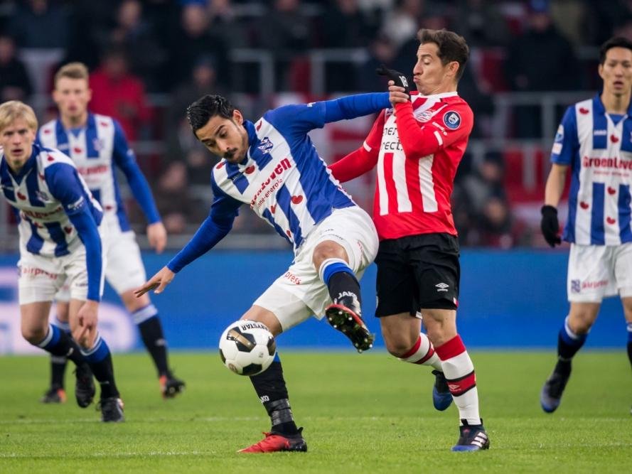 Sc Heerenveen-aanvaller Reza  Ghoochannejhad (l.) komt in balbezit en probeert zijn tegenstander van PSV, Andrés Guardado van zich af te schudden. (22-01-2017)