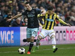 Nick Viergever (l.) wordt in de beginfase van de wedstrijd Vitesse - Ajax flink onder druk gezet door Milot Rashica (r.). (19-02-2017)