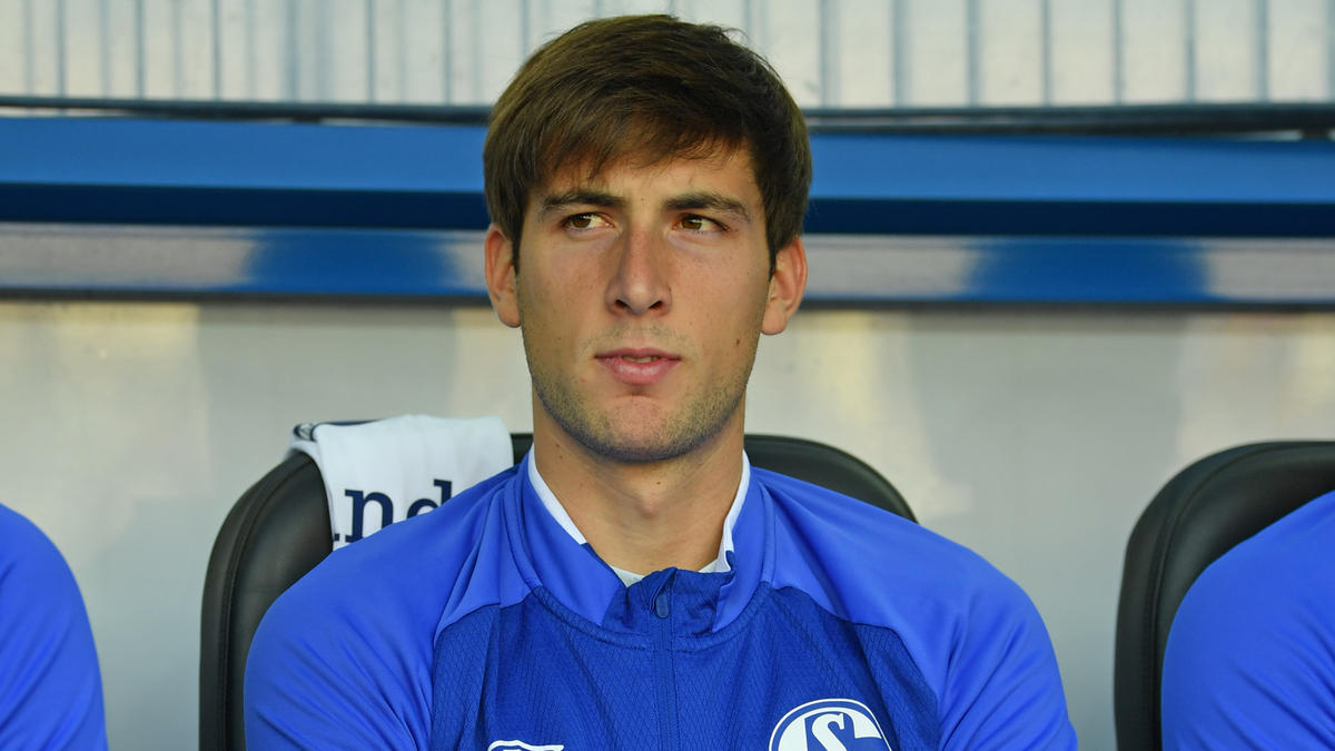 Juan Miranda sitzt beim FC Schalke 04 nur auf der Bank