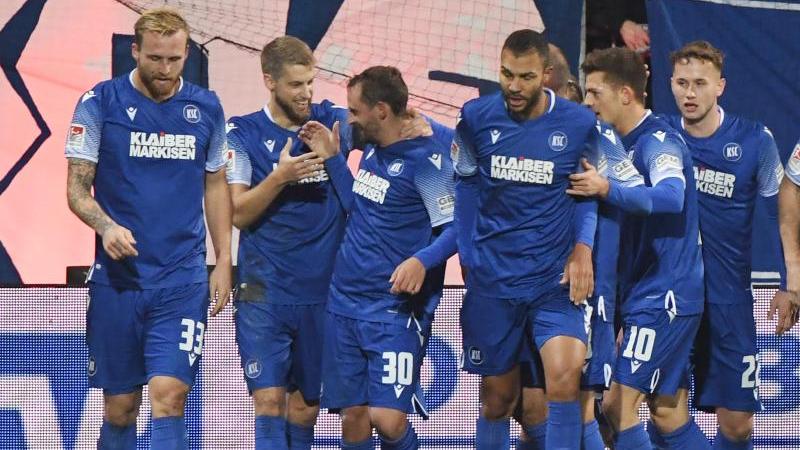 Die Karlsruher feiern den Führungstreffer durch Anton Fink (3.v.l.) Die Karlsruher feiern den Führungstreffer durch Anton Fink (3.v.l.)