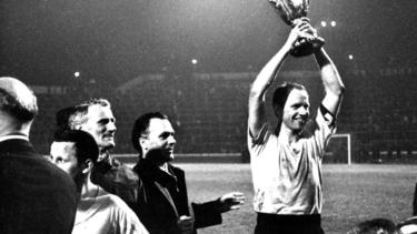 BVB-Kapitän Wolfgang Paul hebt den begehrten Pott in die Lüfte