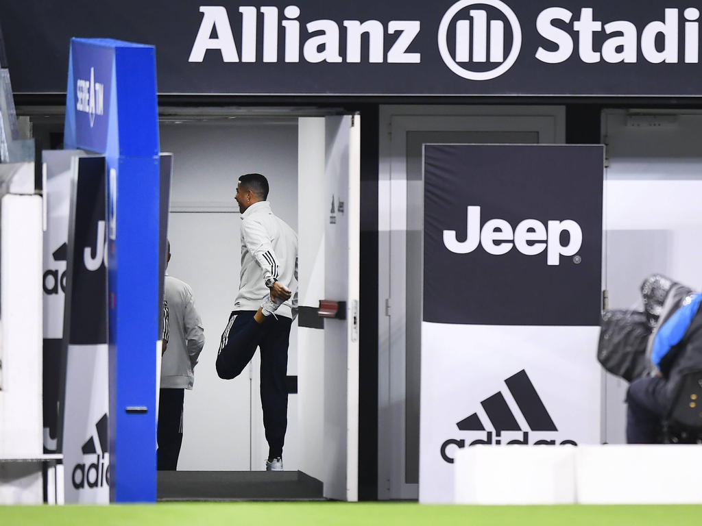 Ronaldo hace ejercicios de calentamiento en el Juventus Stadium.