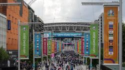 Zuschauer strömen in London ins Wembley Stadion