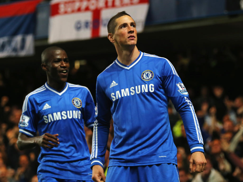 Fernando Torres lässt sich von den Chelsea-Fans und Ramires feiern