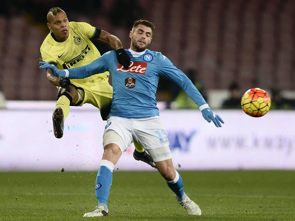 Jonathan Biabiany (l.) und David López im Duell