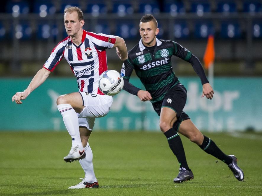 Frank van der Struijk blijft zeer kalm bij een hoge bal, ook al zit Jesper Drost (r.)  in zijn rug. (26-01-2016)